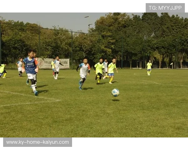 足球少年脚后跟进球惊艳众人：梦想点燃青春的瞬间