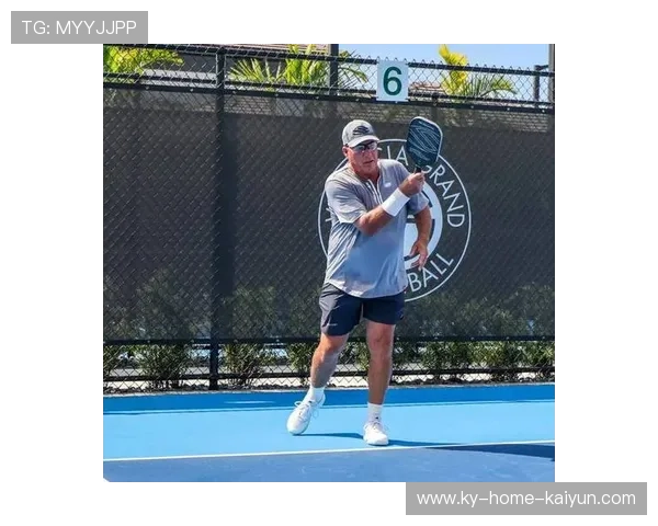 网球大满贯关键分切削吊球引得观众倒吸一口气：谁能抵挡这种神技？