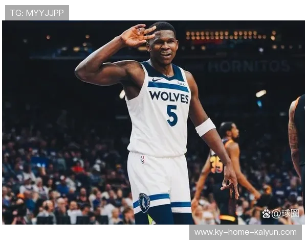 爱德华兹对抗中硬闯禁区，力量爆发惊艳全场